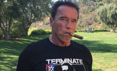 Schwarzenegger në rolin e vrasësit më të madh që bëhet shënjestër e vrasësve tjerë (Video)