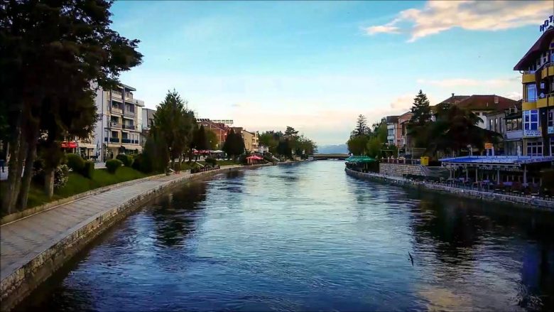 Ambientalistët në Maqedoni: Metoda e pastrimit po dëmton Drinin e Zi