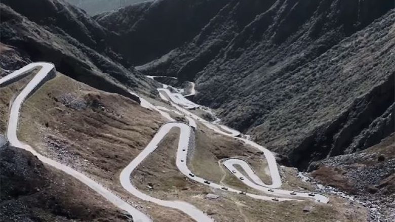 Takohen 19 pronarë të Porsche 918 Spyder, për një aventurë në shtigje malore (Video)