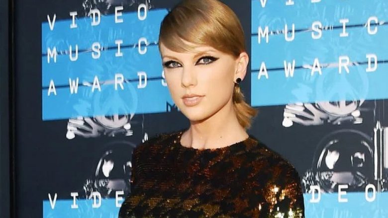 Taylor Swift po i shijon frytet nga loja që bëri me fansat në rrjetet sociale (Video)