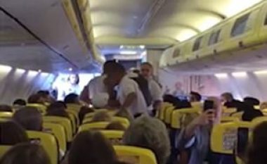 Udhëtarët e dehur largohen me forcë nga aeroplani (Video)