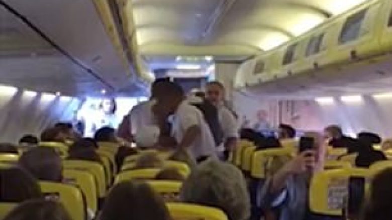 Udhëtarët e dehur largohen me forcë nga aeroplani (Video)