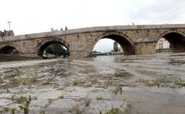 Ujërat e zeza të lumit Vardar në Shkup, gara për tenderin mbi 100 milionë euro