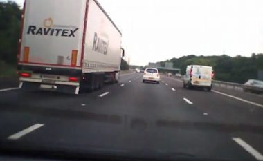 Vetura familjare tërhiqet zvarrë nga kamioni që doli prej kontrolli (Video)