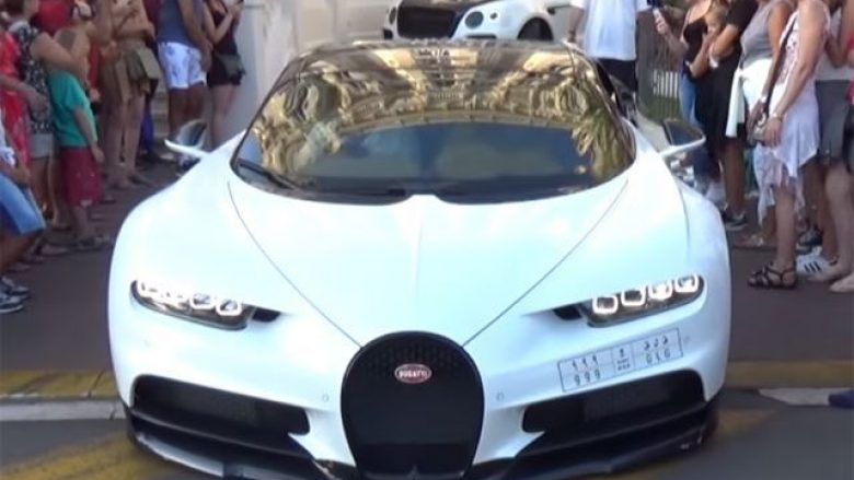 Veturat Bugatti që kushtojnë mbi dy milionë euro, gërvishten në trotuarin e hotelit luksoz (Video)