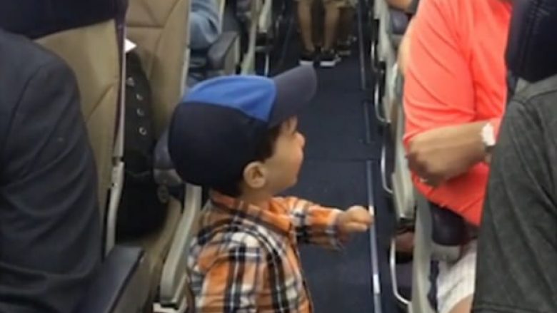 Vogëlushi argëtoi udhëtarët duke i përshëndetur (Video)