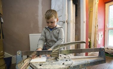 Vogëlushi trevjeçar me aftësi të mahnitshme në ndërtimtari (Video)