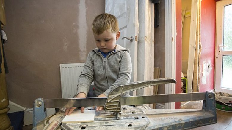 Vogëlushi trevjeçar me aftësi të mahnitshme në ndërtimtari (Video)