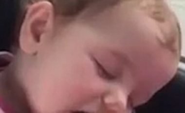 Vogëlushja nuk ndalon së ngrëni edhe pse është duke e zënë gjumi (Video)