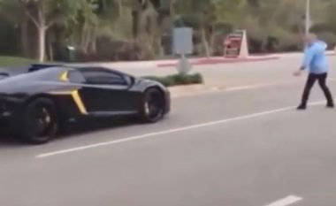 Zhurma që lëshon Lamborghini shqetëson kalimtarët, e pështyjnë dhe i zbrazin kafenë sipër (Video)