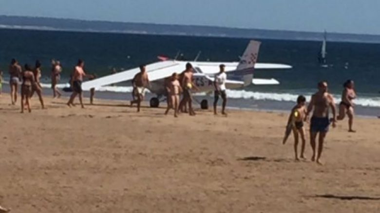 Aeroplani aterron dhunshëm në një plazh afër Lisbonës, mbyt dy persona (Foto)