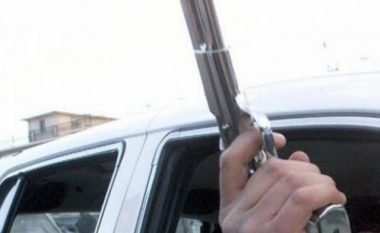 Policia e Kosovës sekuestron një armë në Prizren, në një aheng familjar