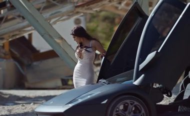 Albërie Hadërgjonaj shfaq gjoksin atraktiv gjatë ngasjes në veturë, mosha për të është vetëm numër (Foto/Video)
