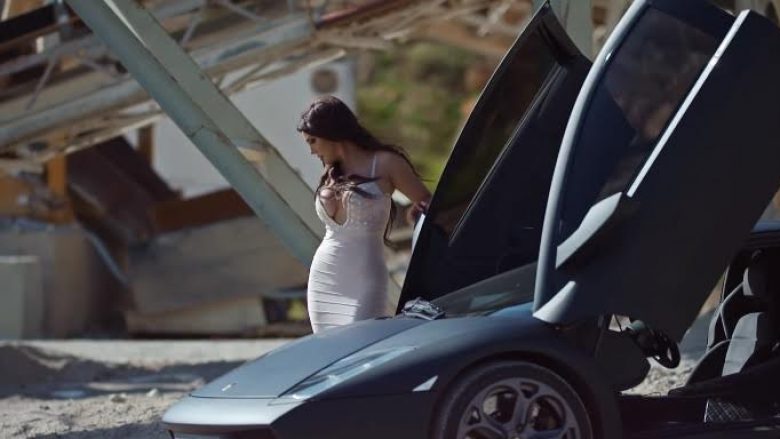 Albërie Hadërgjonaj shfaq gjoksin atraktiv gjatë ngasjes në veturë, mosha për të është vetëm numër (Foto/Video)