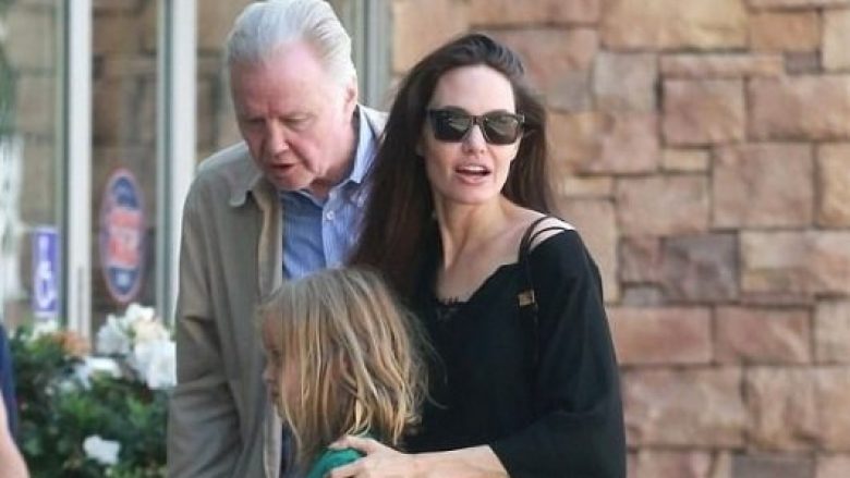 Angelina Jolie fotografohet në rrugë, pak kilogramë, por me shumë stil (Foto)