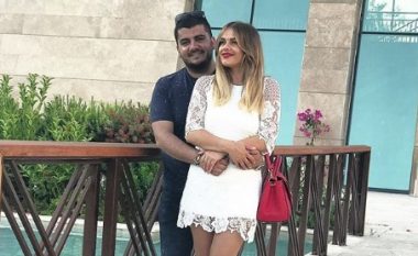 Bashkëshortja e Ermal Fejzullahut joshëse në imazhet e pushimeve verore (Foto)