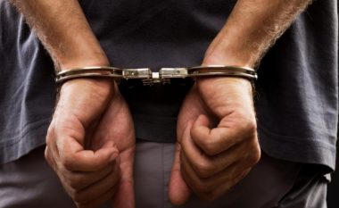 Arrestohet një taksist në Vushtrri që ia grabiti pasagjerit 2,500 euro