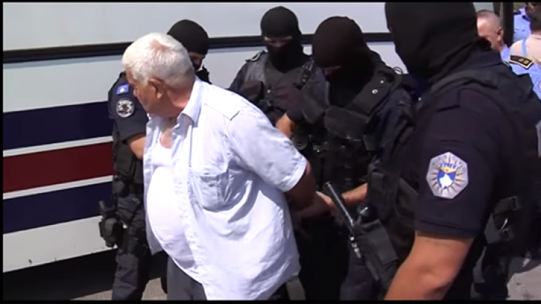 Është regjistruar momenti kur Policia e Kosovës arreston serbin e dyshuar për krime lufte (Video)