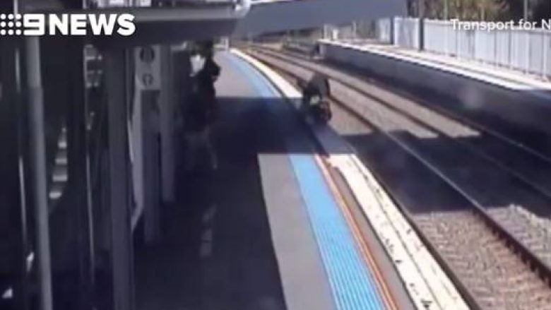 “E harroi” që foshnjën e kishte aty, karroca bie mbi shinat e trenit – një makth i keq i përjetuar nga një nënë në Australi (Video)