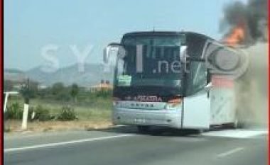 Digjet një autobus i Kosovës në Shqipëri (Video)