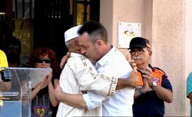 Babai i fëmijës 3-vjeçar, të vrarë në Barcelonë, përqafon imamin (Video)