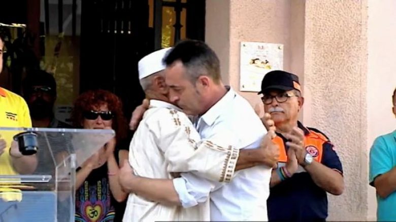 Babai i fëmijës 3-vjeçar, të vrarë në Barcelonë, përqafon imamin (Video)