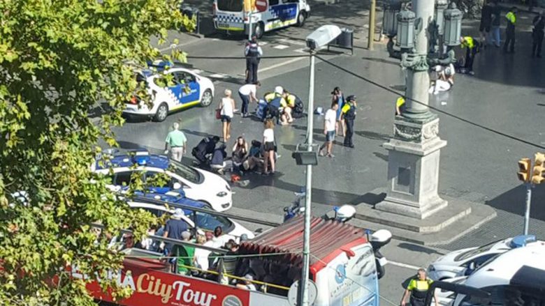 Sulmi me furgon në Barcelonë, raportohet edhe për të vdekur – policia e konsideron si sulm terrorist (Foto/Video)