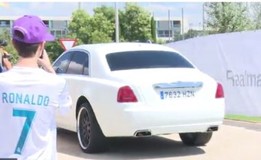 Ronaldo në stërvitje me Rolls-Royce 365 mijë eurosh, nuk ndalon për tifozët (Foto/Video)