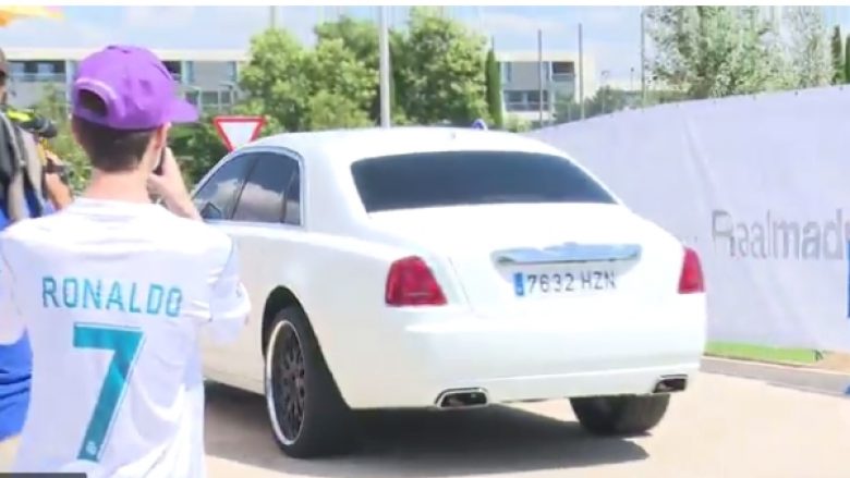 Ronaldo në stërvitje me Rolls-Royce 365 mijë eurosh, nuk ndalon për tifozët (Foto/Video)