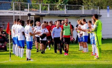 Lojtarët e Shkupit respektojnë ata të Shkëndijës duke i duartrokitur