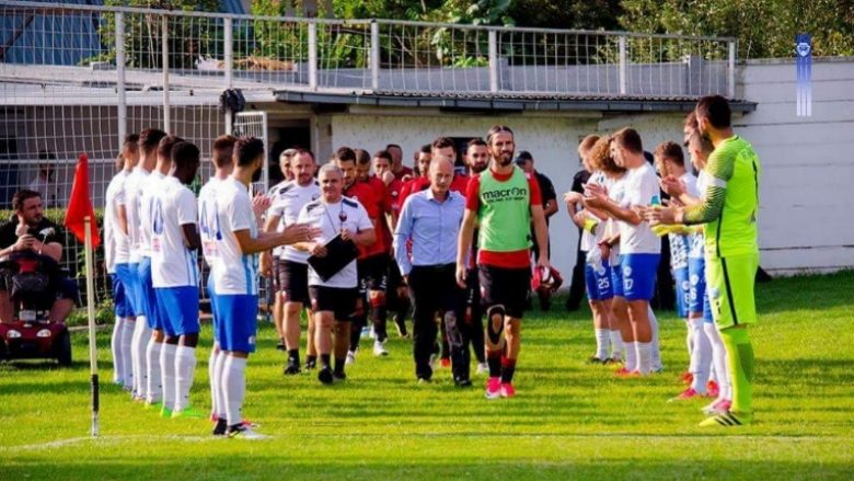 Lojtarët e Shkupit respektojnë ata të Shkëndijës duke i duartrokitur