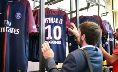 Mësohet numri real i fanellave të shitura të Neymarit dhe çmimi që ka përfituar PSG në ditën e parë (Foto)