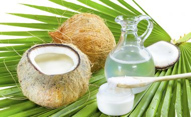 Vaji i kokosit është “helm”: Profesoresha e Harvardit thotë se ky është ushqimi më i keq që mund ta hani