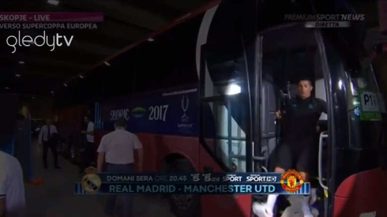 Shkupi i sjell ‘ters’ Ronaldos, rrëshqet dhe gati sa nuk rrëzohet nga shkallët e autobusit (Video)