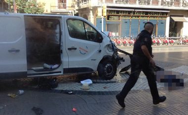 “Furgoni nuk u ngadalësua aspak”: Dëshmitarët okularë rrëfejnë tmerrin e sulmit në Barcelonë (Foto/Video)
