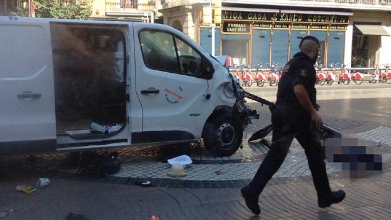 “Furgoni nuk u ngadalësua aspak”: Dëshmitarët okularë rrëfejnë tmerrin e sulmit në Barcelonë (Foto/Video)