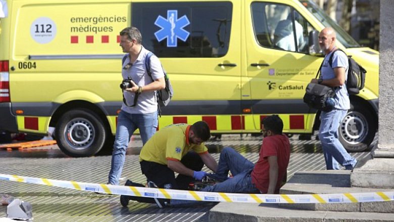 Rrëfimi i një tjetër dëshmitari të sulmit me furgon në Barcelonë: Pashë njerëz që fluturonin në ajër (Video)