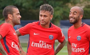 Befason Alves: Neymari më bindi të transferohem te PSG