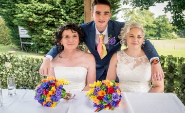 U martuan burrë e grua, pas 21 vitesh e përsërisin si dy gra