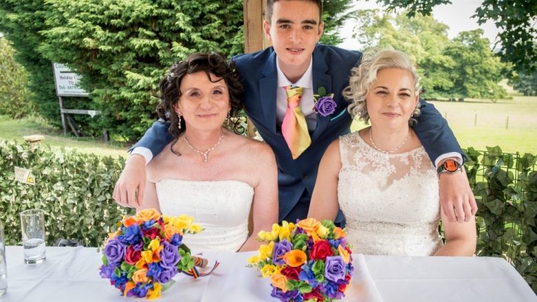 U martuan burrë e grua, pas 21 vitesh e përsërisin si dy gra