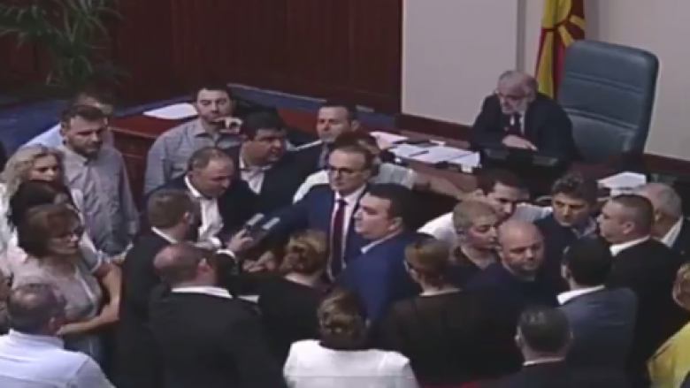 Përsëri incident në Kuvendin e Maqedonisë (Foto)