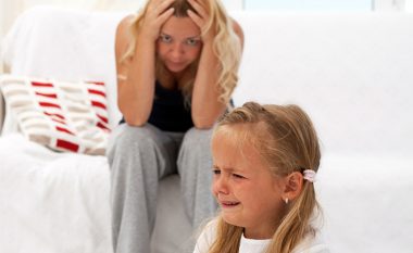 Si të silleni me një fëmijë që i kërkon gjërat me të qarë?