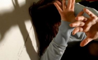 Dëshmia prekëse e vajzës që e rrahu babai me grushte: Kam frikë të qëndroj me të në shtëpi