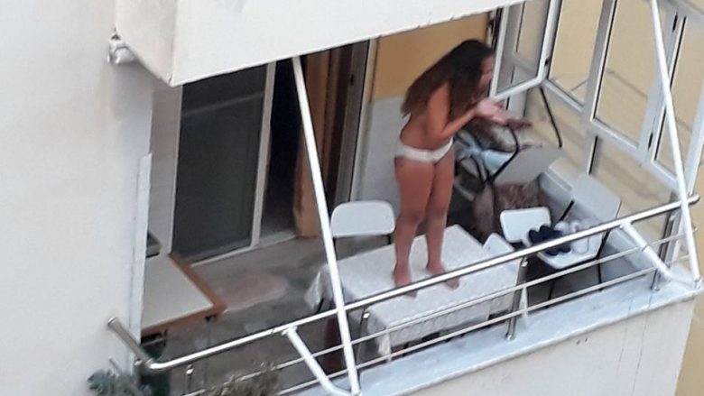 Vajza topless tentoi të hidhet nga ballkoni në Durrës