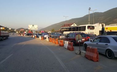 Dyndje pushuesish kosovarë drejt Shqipërisë, radhë të gjata në Morinë