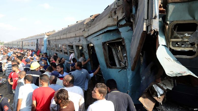 Shkon në 43 numri i viktimave nga ndeshja e trenave në Egjipt
