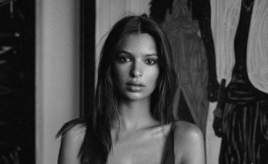 Emily Ratajkowski joshë sensualisht në bardh e zi (Foto)