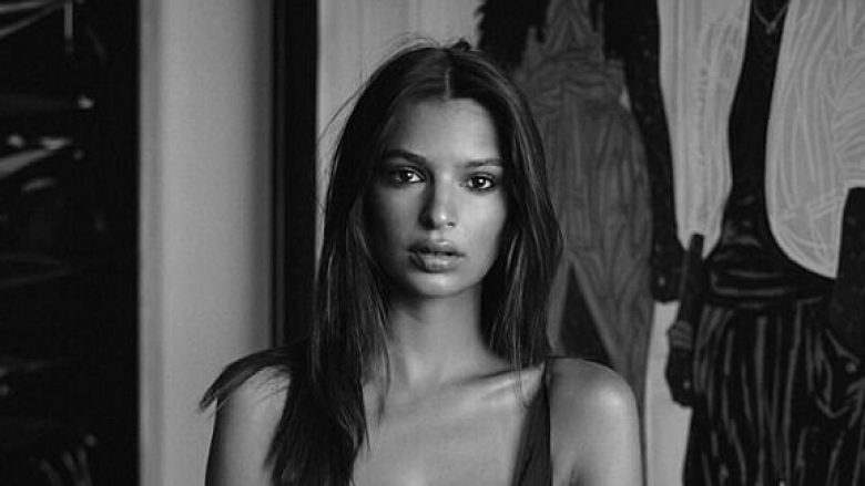 Emily Ratajkowski joshë sensualisht në bardh e zi (Foto)