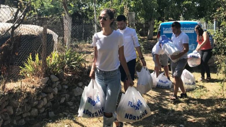 Emina Çunmulaj ndihmon familjet në nevojë në Shkodër (Foto)