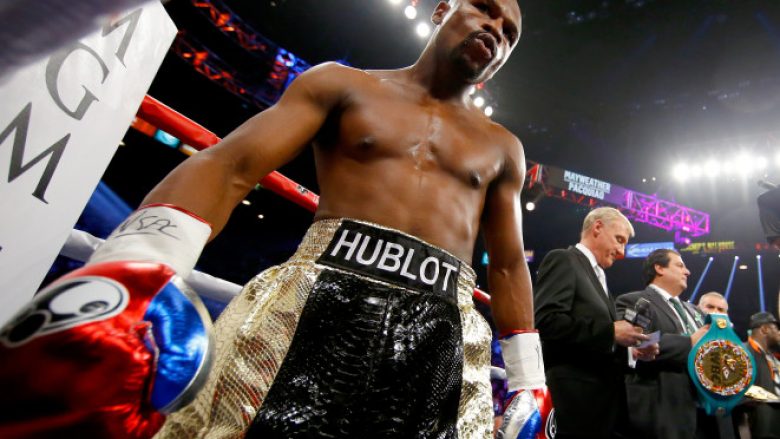 Floyd Mayweather shkon në klub striptizmi pas ndeshjes, rrethuar nga vajzat e zhveshura (Foto)